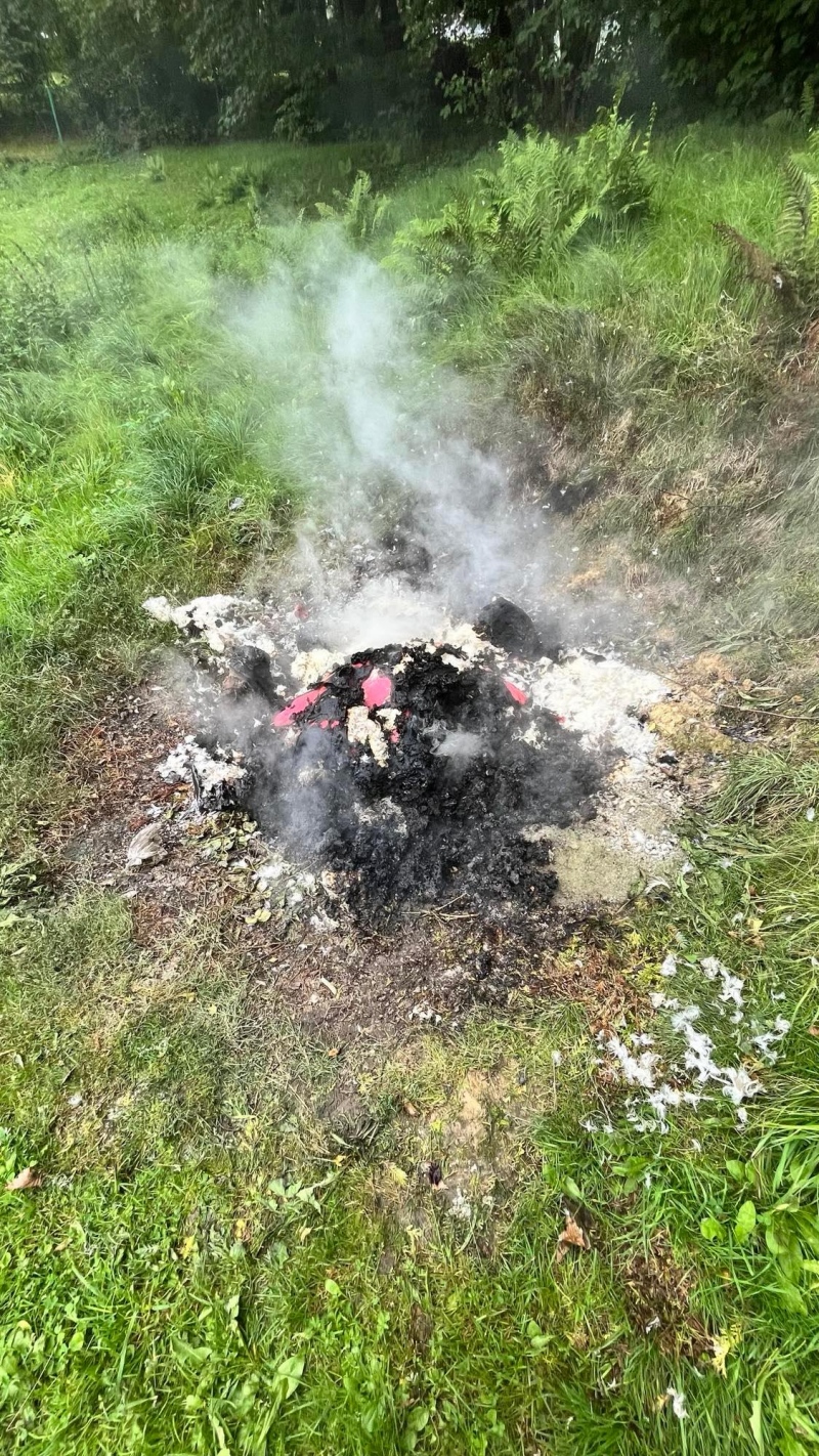 foto:  Spalał odpady na powierzchni ziemi.