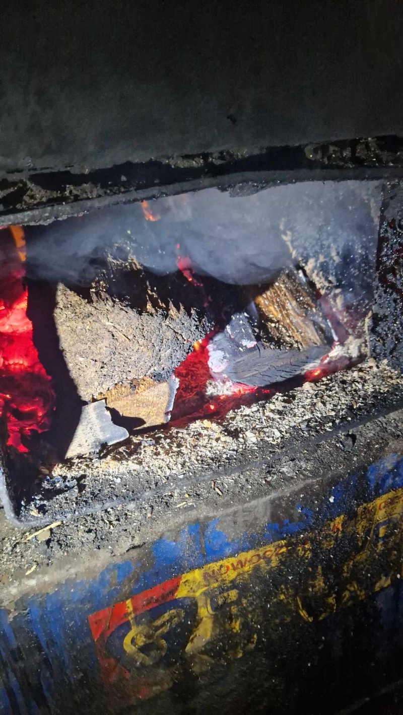foto:  Spalali odpady meblowe w piecu.