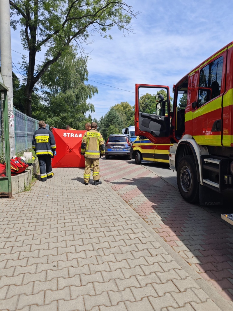 zdjęcie: Strażnicy miejscy udzielili pomocy młodemu rowerzyście.