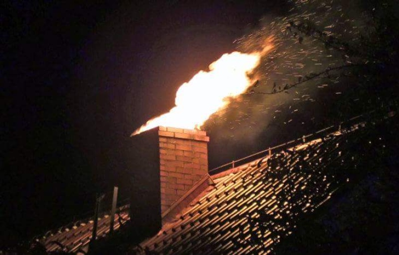 foto:  Pod osłoną nocy zapaliła się sadza w kominie.